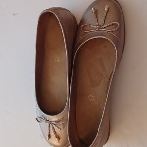 Michelle d ballet flats Betsie gold with bow size 7.5